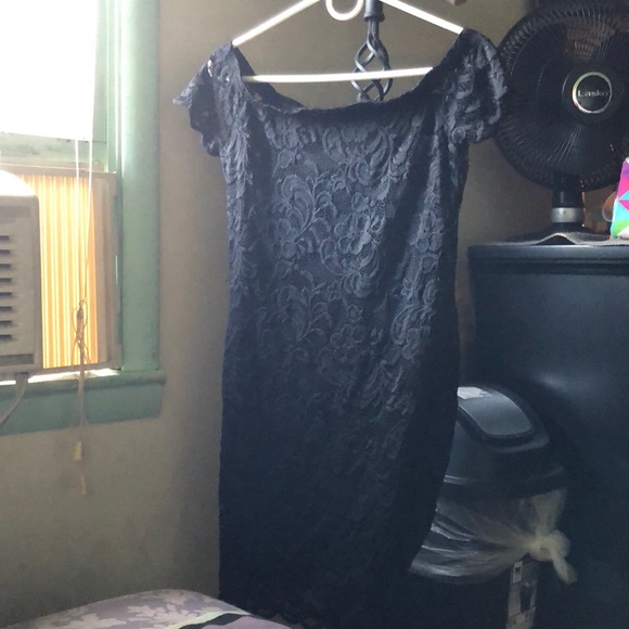 Fitted off the shoulders black dress - Picture 2 of 5